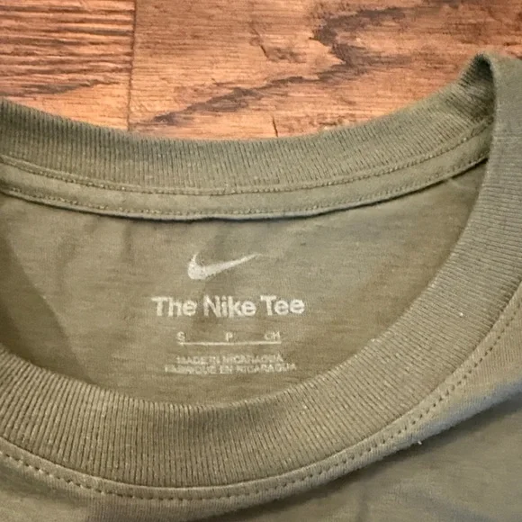 Nike Men's Green Long Sleeve Shirt with Buffalo Graphic - Picture 2 of 5